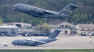 Eine Transportmaschine der US-Airforce startet von der US-Airbase in Ramstein.