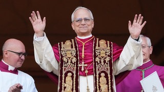 Der neu gewählte Papst Leo XIV., der US-Amerikaner Robert Francis Prevost, winkt nach dem Konklave auf dem Balkon des Petersdoms im Vatikan.
