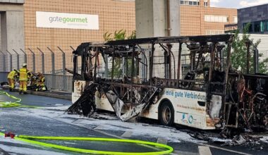 Große Rauchsäule – Bus brennt komplett aus