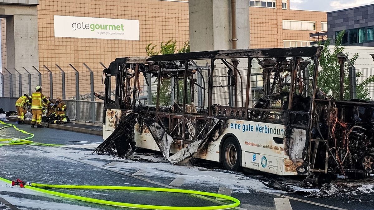Große Rauchsäule – Bus brennt komplett aus