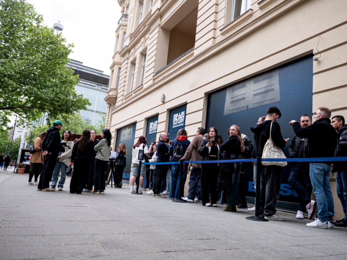 Billie Eilish umarmt Fans in Berlin: "Bester Fangirl-Moment"