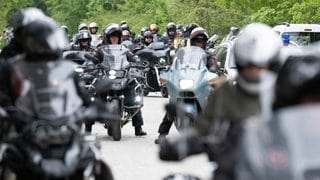 Teilnehmer des russischen Motorradclubs "Nachtwölfe" bereiten sich nach einer Kranzniederlegung vor dem Sowjetischen Garnisonsfriedhof in Dresden am 7. Mai 2025 auf die Weiterfahrt vor. Das Ende des Zweiten Weltkriegs jährt sich in diesen Tagen zum 80. Mal.