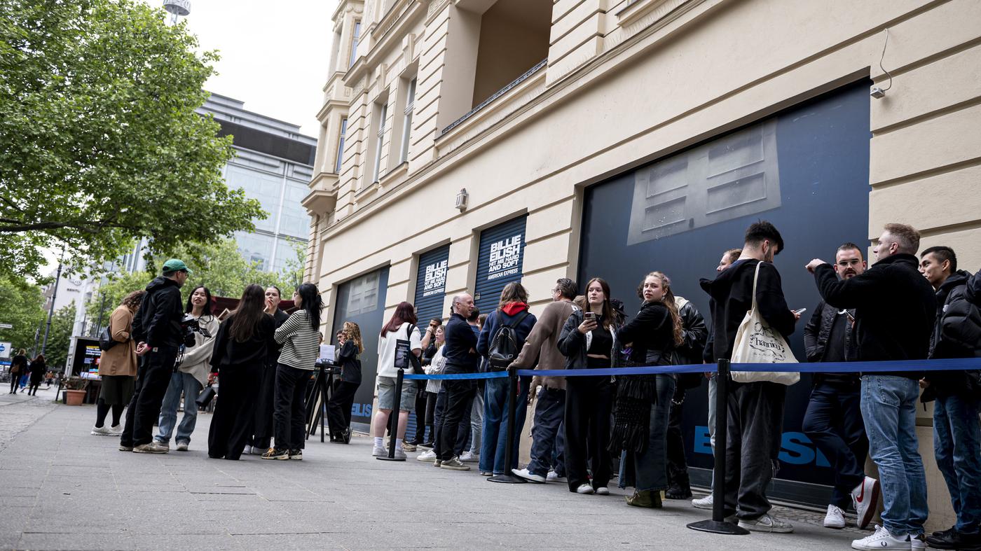 Billie Eilish trifft und umarmt Fans am Berliner Kudamm