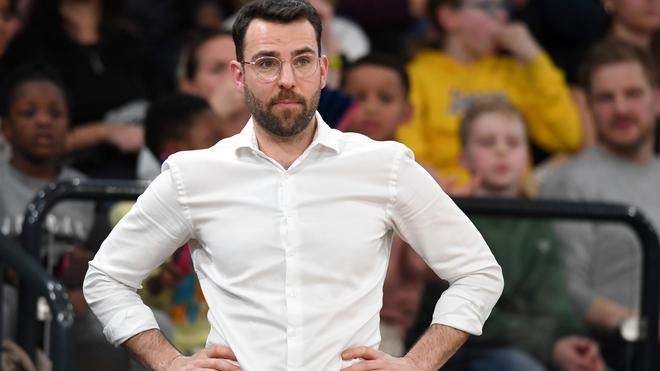 Basketball-Bundesliga:  Hamburgs Trainer Benka Barloschky verpasst mit seinem Team die Play-Ins.