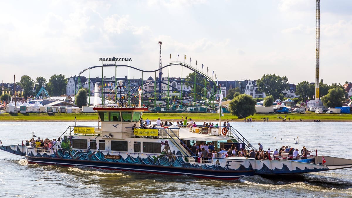 Mit Fähre und Konzerten von Brings und Höhner