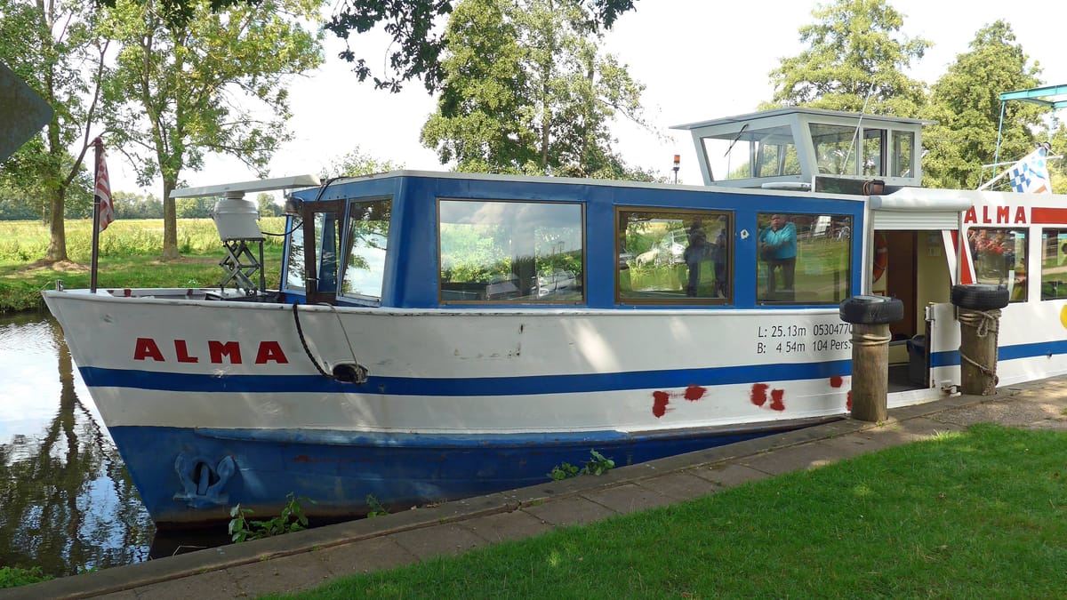 Café-Schiff "Sansibar" startet Betrieb am Anleger in Lesum