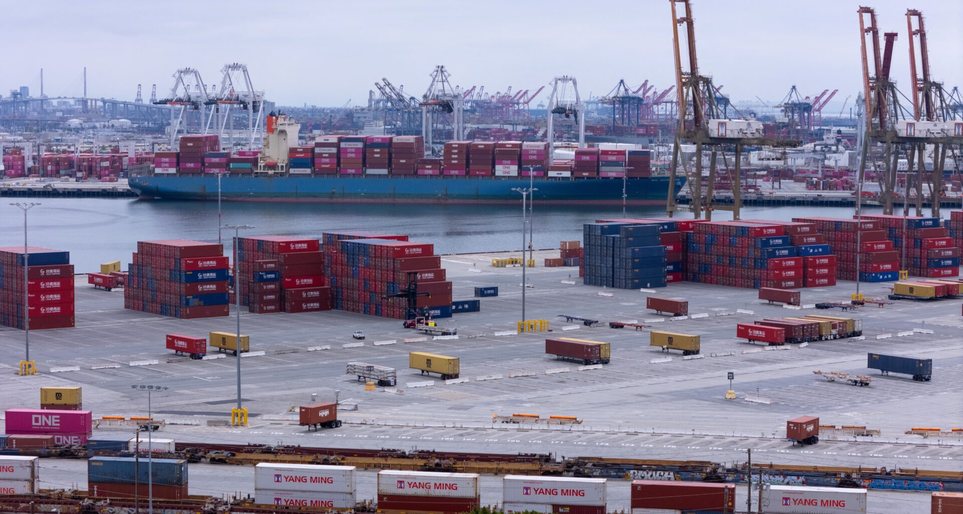 Containerschifffahrtsunternehmen streichen Asien-US-Verbindungen aufgrund des Einbruchs des Handels durch Trumps Zölle