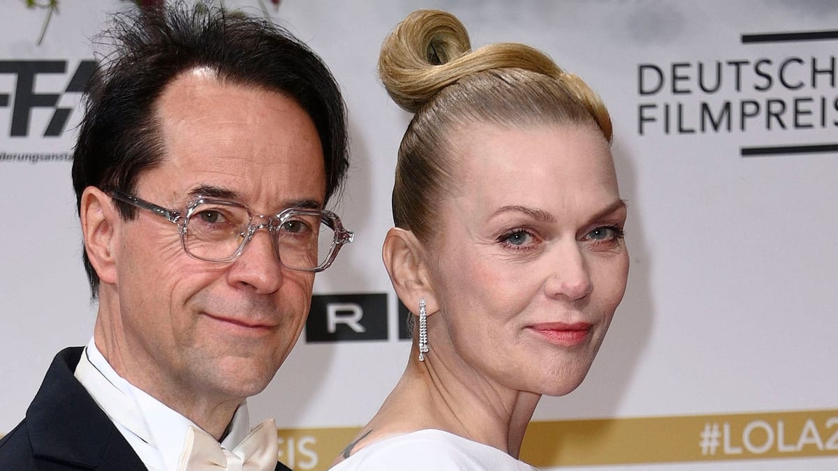 "Tatort"-Star Jan Josef Liefers strahlt mit Anna Loos