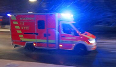 Anhänger kracht in Gegenverkehr – Frau schwer verletzt