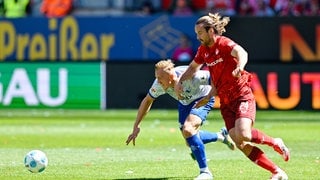 Darmstadts Isac Lidberg und Kaiserslauterns Jannis Heuer kämpfen um den Ball.