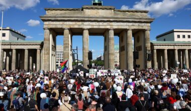 Rund 4000 Teilnehmende am Brandenburger Tor in Berlin versammelt
