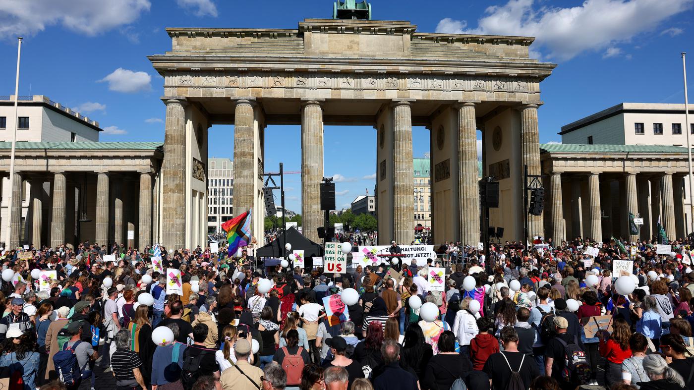 Rund 4000 Teilnehmende am Brandenburger Tor in Berlin versammelt