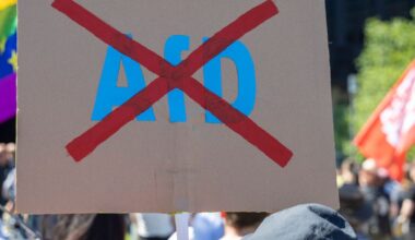 Hunderte demonstrieren auf dem Opernplatz für AfD-Verbot