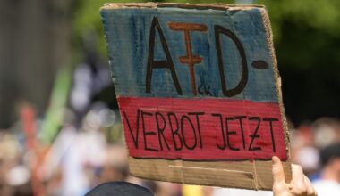 Mehrere Hundert Teilnehmer bei Demo für AfD-Verbot auf Kornmarkt