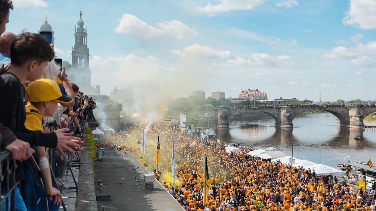 Fans feiern Aufstieg mit Partytruck und Pyroshow