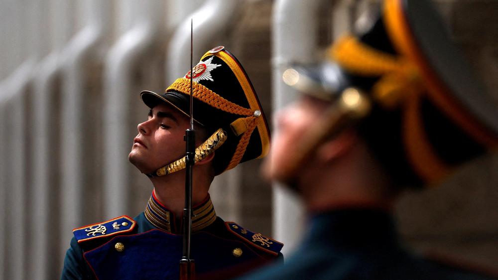 Krieg in der Ukraine: Russische Ehrengarde vor dem Besuch des venezolanischen Präsidenten Nicolás Maduro im Kreml in Moskau