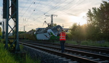 Güterzug mit Holz entgleist: Strecke der Main-Weser-Bahn gesperrt