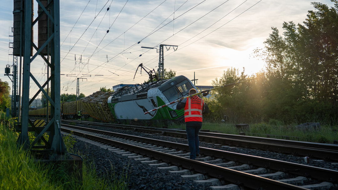Güterzug mit Holz entgleist: Strecke der Main-Weser-Bahn gesperrt