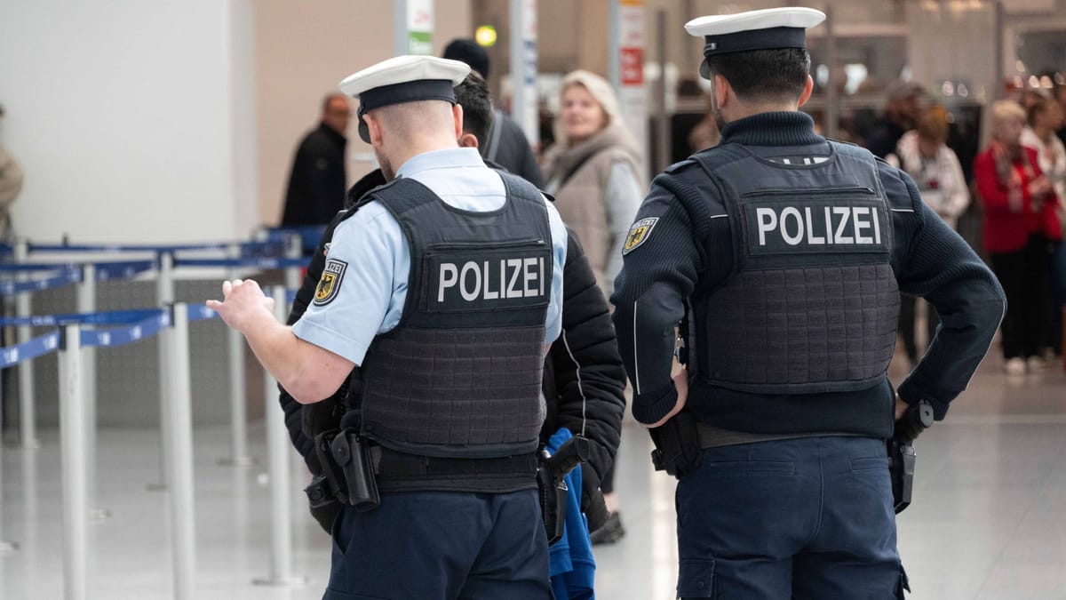Polizei stoppt zwei per Haftbefehl gesuchte Männer
