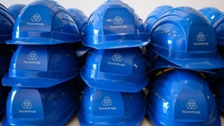 Schutzhelme mit dem Schriftzug "Thyssenkrupp". Im Raum Heilbronn plant das Unternehmen einen Stellenabbau. Kritik kommt von der IG Metall und dem Betriebsrat.