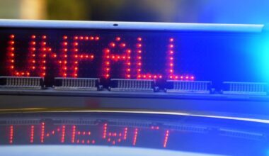 Motorradfahrerin kracht bei illegalem Wendemanöver in Auto