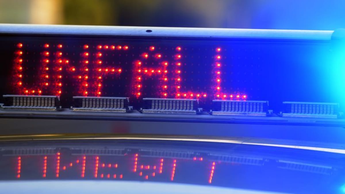 Motorradfahrerin kracht bei illegalem Wendemanöver in Auto