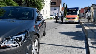 Ein Krankenwagen und ein Unfallwagen stehen in einer Wohngebietsstraße: Zwei Kinder sind am Dienstagnachmittag in Dornstadt (Alb-Donau-Kreis) schwer verletzt worden, als ein Auto sie auf dem Gehweg erfasste. 