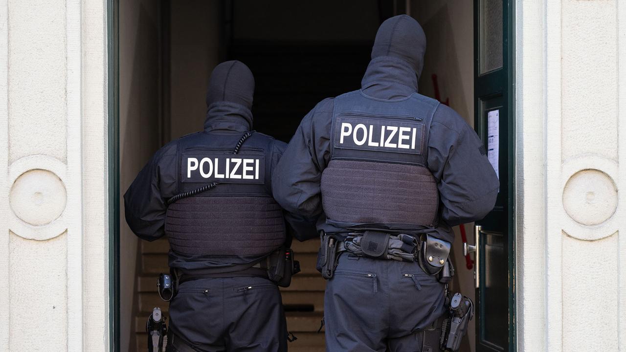 Brandenburg: "Reichsbürger"-Verein verboten - Festnahme in Brandenburg