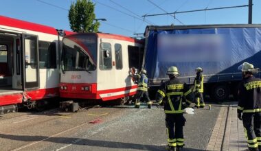 Sattelzug rammt Stadtbahn - zwölf verletzte Fahrgäste