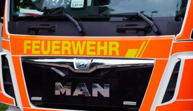 Auto geht während der Fahrt in Flammen auf – Frau rettet sich