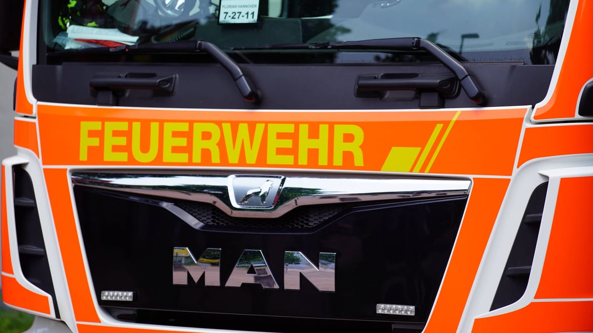 Auto geht während der Fahrt in Flammen auf – Frau rettet sich