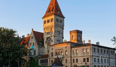 Hakenkreuze am Schloss Faber-Castell in Stein