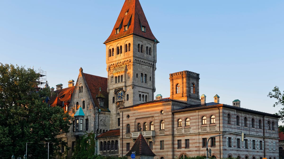 Hakenkreuze am Schloss Faber-Castell in Stein