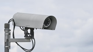 Die Stadt Kaiserslautern will KI-Videoüberwachung in der Innenstadt testen. Eine Videokamera. 