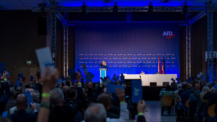 Kristin Brinker, Landesvorsitzende der AfD Berlin, hält eine Rede auf dem AfD Landesparteitag Berlin in Jüterbog (Quelle: dpa)
