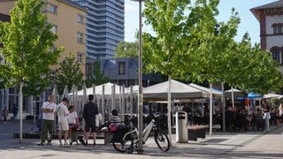 Kaiserslautern bleibt über der wichtigen 100.000-Einwohner-Marke und damit offiziell Großstadt. Der Schillerplatz in Kaiserslautern mit Menschen.