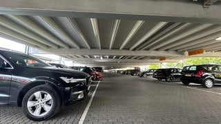Das DB-Parkhaus am Hauptbahnhof in Kaiserslautern bleibt wegen Sanierungsarbeiten bis August geschlossen.