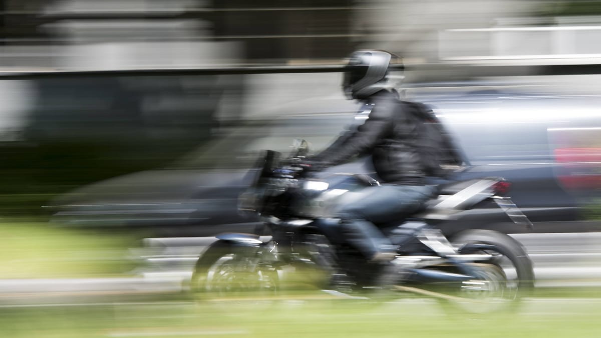 Motorrad fährt Senior – Mann stirbt in Klinik