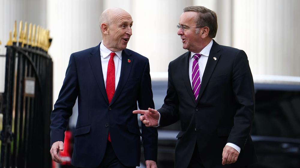Verteidigung: Die Verteidigungsminister John Healey (links) und Boris Pistorius verantworten die Eintwicklung einer neuen britisch-deutschen Langstreckenwaffe.