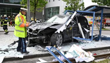 Auto kracht in Haltestelle – Studentin verstorben