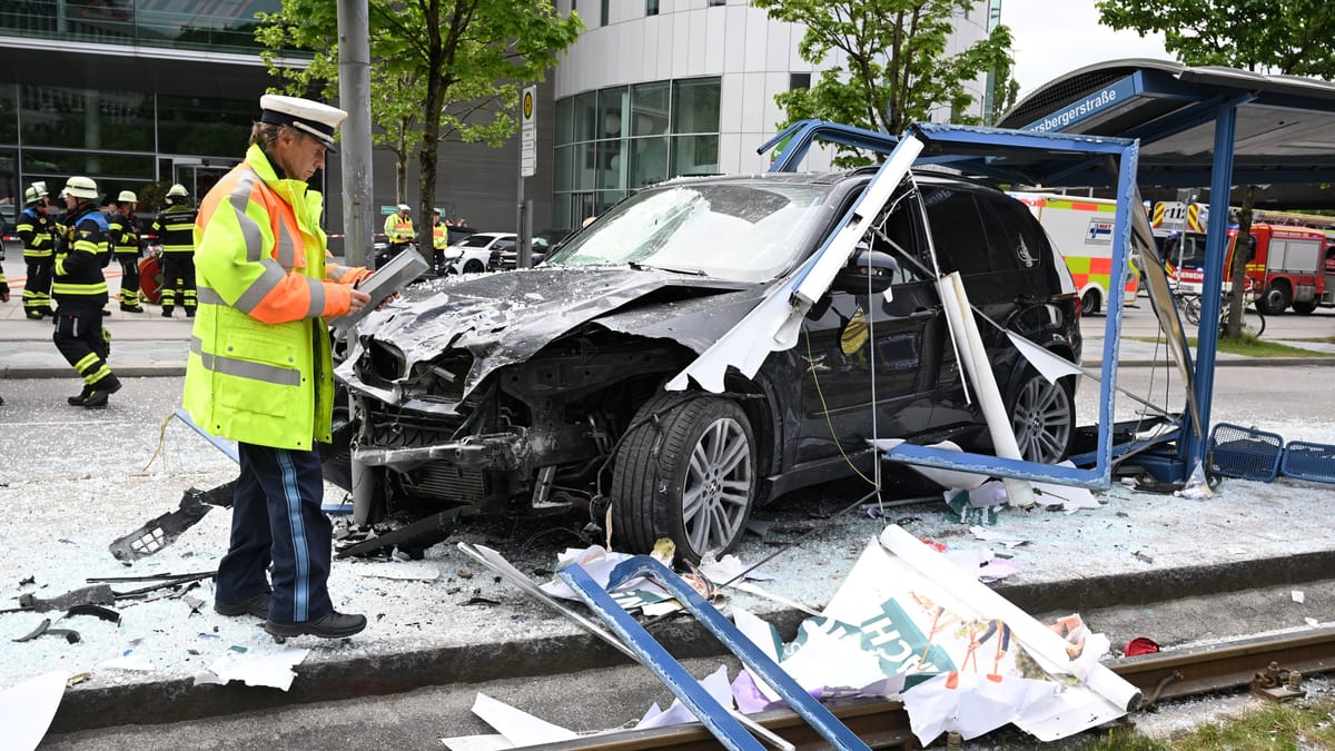 Auto kracht in Haltestelle – Studentin verstorben