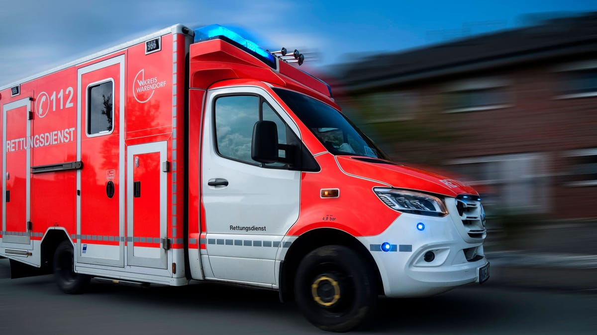 Radfahrer bei Unfall im Kreisverkehr schwer verletzt