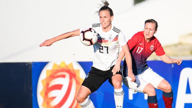 Frauen-Bundesliga: Zurück in Deutschland: Ex-Nationalspielerin Lena Petermann spielt künftig für Werder Bremen.