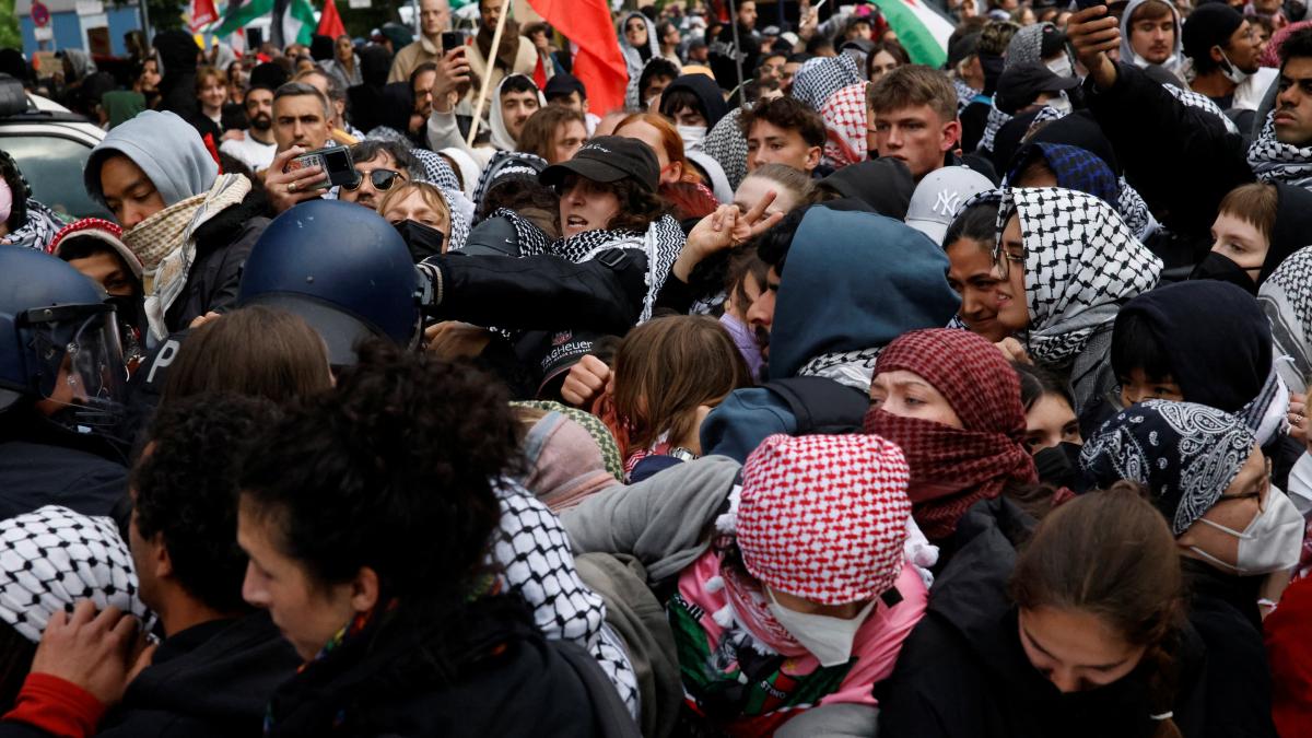 Berlin: Pro-Palästina-Demo eskaliert – Teilnehmer ziehen Polizisten in die Menge