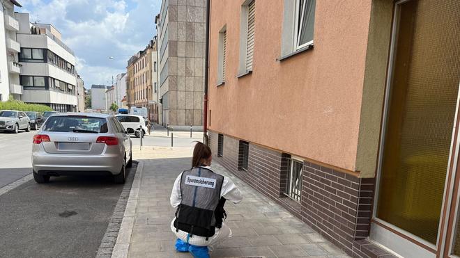 Nürnberg: Der Tote weist laut den Ermittlern Verletzungen auf, die auf ein Gewaltverbrechen hinweisen.