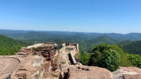 Die Burgruine Wegelnburg im Dahner Felsenland.