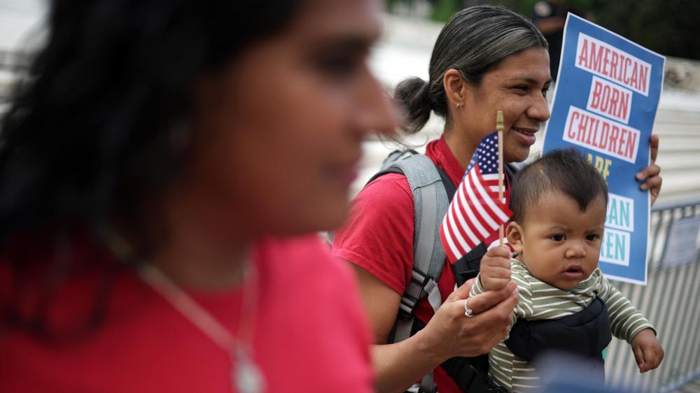 USA: Eine Demonstrantin mit ihrem Baby während der Anhörung zum Geburtsortsprinzip vor dem Supreme Court in Washington, D. C.