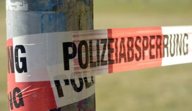 Mann schwer verletzt auf Parkplatz gefunden – was ist passiert?