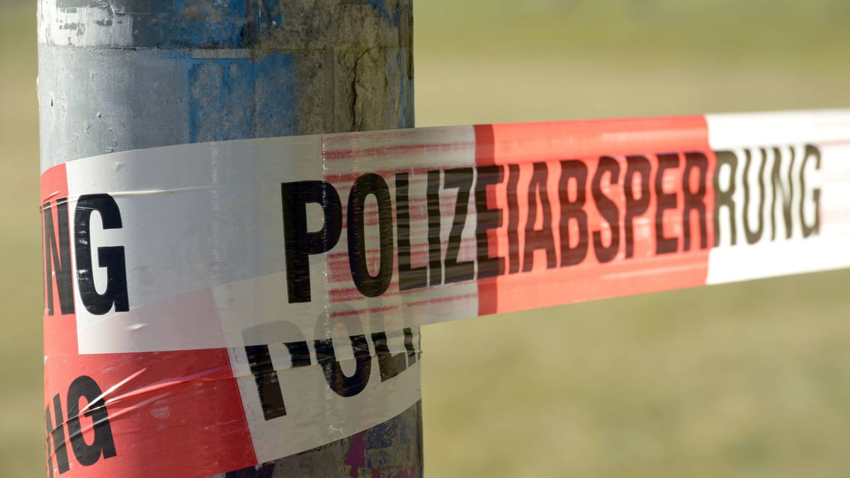 Mann schwer verletzt auf Parkplatz gefunden – was ist passiert?