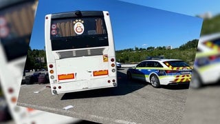 Der Bus in Schieflage von der Polizei gestoppt